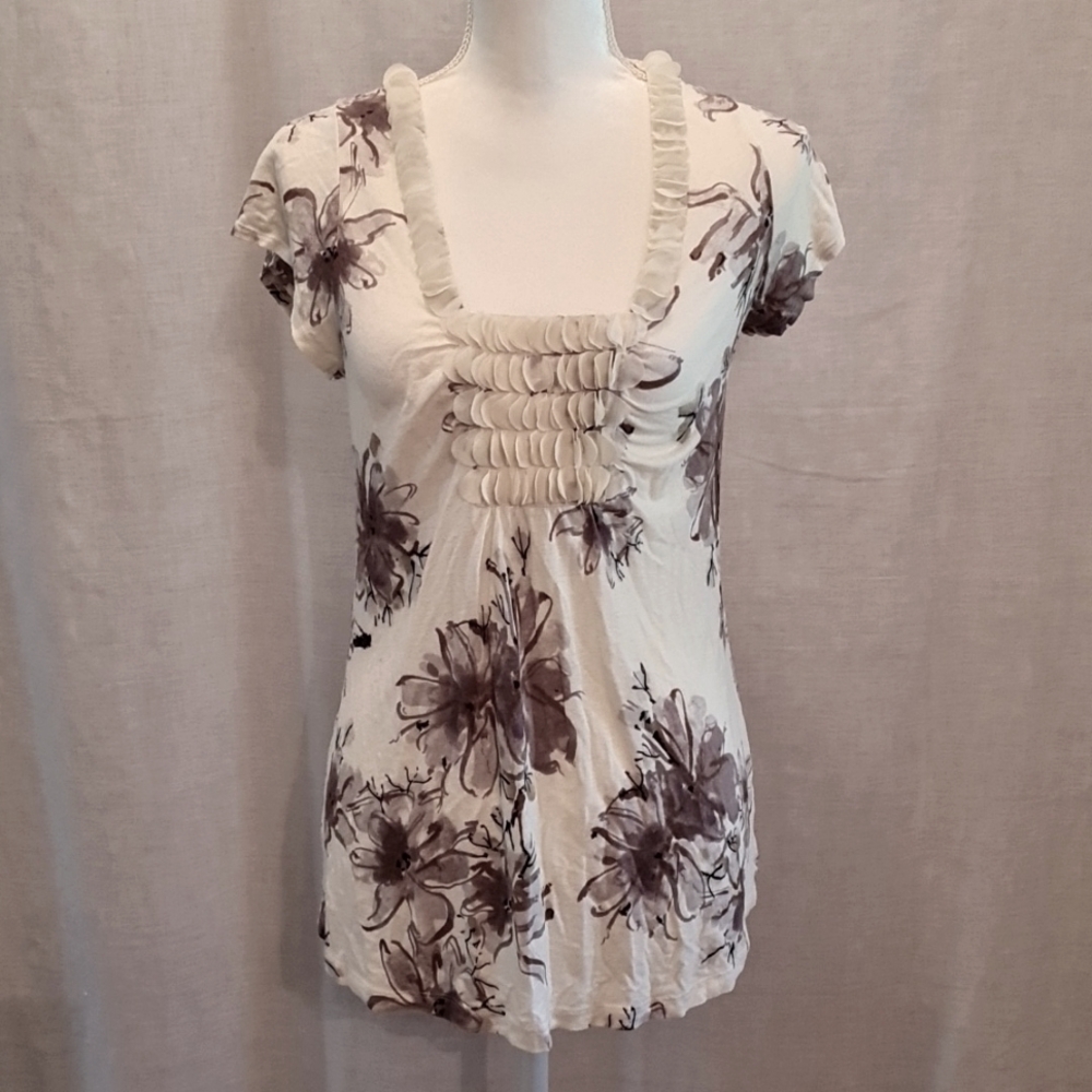 WE ❤️ VERA L ladies top, scallop ruffle neckline, Like New, Soft Rayon, Flowers